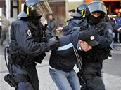 Fanouci Dinamo Záheb se stetli s policií.