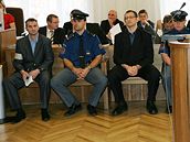 Soud s padlateli bankovek v Brn - Pavlo Nikoljuk (vlevo)
