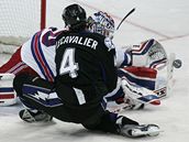 Brank Rangers Henrik Lundqvist a Vincent Lecavalier z Tampy.