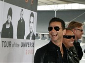 Depeche Mode pózují ped plakáty, které doprovázejí nové turné - Berlín,...