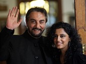 Kabir Bedi s ptelkyn Parvin bhem sv nvtvy v Praze