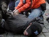 Fanouci Dinama Záheb se na Staromstském námstí opt poprali s policií.