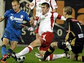 Zlín - Plze�: Zbo�ínek a Baránek (zprava) se sna�í zabránit ve st�ele plze�skému Kolá�ovi