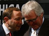 Glen Sather, mana�er klubu New York Rangers, naslouchá �éfovi NHL Garymu Bettmanovi.