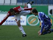 Olomouc - �i�kov: olomoucký Ladislav Onofrej (vpravo) v souboji se �i�kovským Lu�kem Straceným