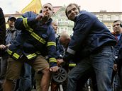 Demonstrace policist a hasi ped ministerstvem vnitra.