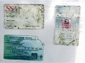 Doklady Steva Fossetta, které nali turisté nedaleko vraku jeho letadla.