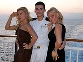 Kateina Kristelová a Michaela Ochotská ve spolenosti druhého vrchního dstojníka lodi