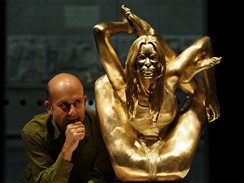 Marc Quinn - Sirna (na snmku autor sochy)