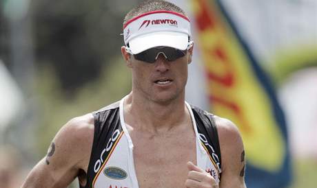 Australský triatlonista Craig Alexander triumfoval na havajském Ironmanovi