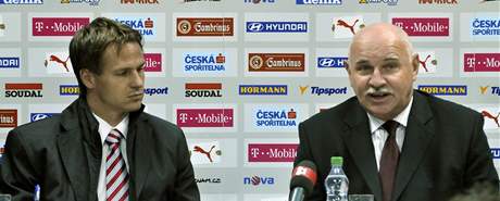 Pedseda fotbalového svazu Pavel Mokrý (vpravo), vedle nj pi tiskové konferenci sedí generální sekretá Rudolf epka.