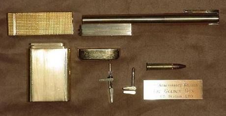 Pistoli z filmu Mu se zlatou zbraní sestrojil padouch Scaramanga z z plnicího pera, cigaretového pouzdra a zapalovae.