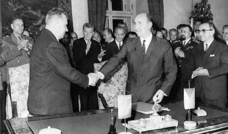 Premiéi Sovtského svazu a eskoslovenska Alexej Kosygin a Oldich erník pi podpisu smlouvy o doasném pobytu vojsk (16. íjna 1968)