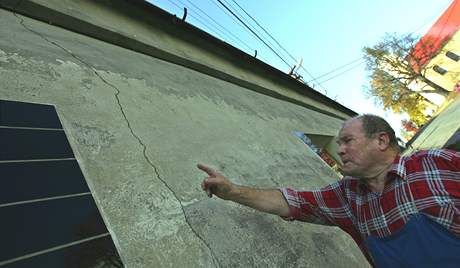 Petr tetina z obce Nový Kostel na Chebsku ukazuje prasklinu na svém dom po...