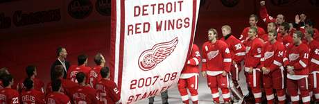 V Detroitu vyvsili vlajku vítz Stanley Cupu v sezon 2007 - 2008.