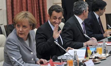 Francouzský prezident Nicolas Sarkozy a nmecká kancléka Angela Merkelová na paíském summitu k finanní krizi
