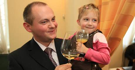 Kandidát na hejtmana Michal Haek se svou dcerou. (18. íjna 2008)