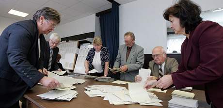 lenové volební komise v Dobroslavicích rozdlují obálky na senátní a krajské. (18. íjna 2008)