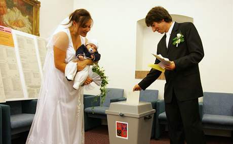 Novomanelé li ze svatby rovnou do volební místnosti. (18. íjna 2008)