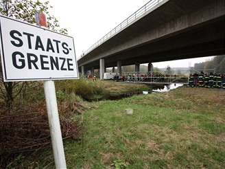Cvičení Ropa 2008 - novináři mohli navštívit místo pod dálničním mostem v Rozvadově