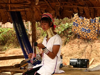 Na nvtv u kmene Padaung na hranicch Thajska a Barmy