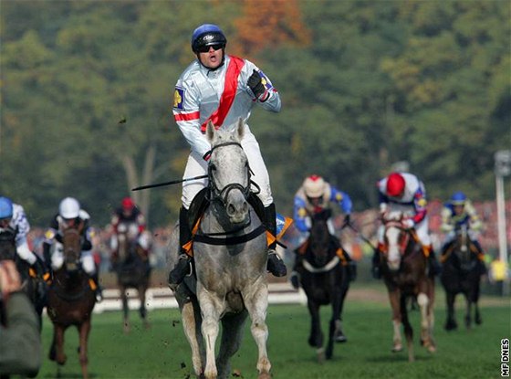 V této chvíli se okej Marek Stromský s konm Amant Gris raduje z triumfu na Velké pardubické. Za pár minut bude diskvalifikován.