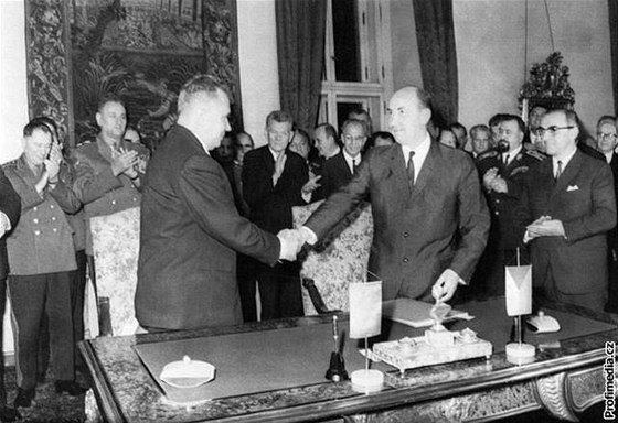 Premiéi Sovtského svazu a eskoslovenska Alexej Kosygin a Oldich erník pi podpisu smlouvy o doasném pobytu vojsk (16. íjna 1968)