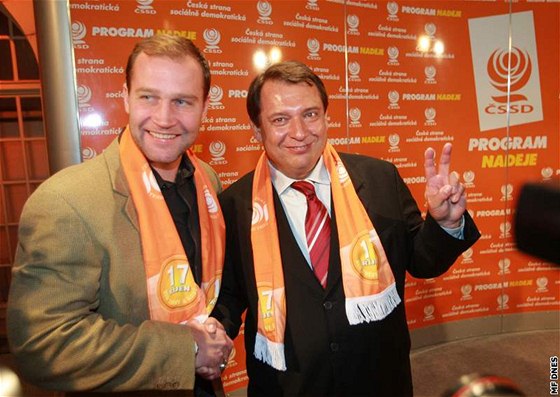 Jií légr (vlevo) pomáhal éfovi SSD Jiímu Paroubkovi ji v kampani do krajských a senátních voleb.
