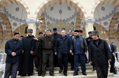 eensk prezident Ramzan Kadyrov s ruskm premirem Putinem pi nvtv nov meity v Groznm. Svatostnek je pojmenovan po Kadyrovovu otci Achmatovi. (16. jna 2008)