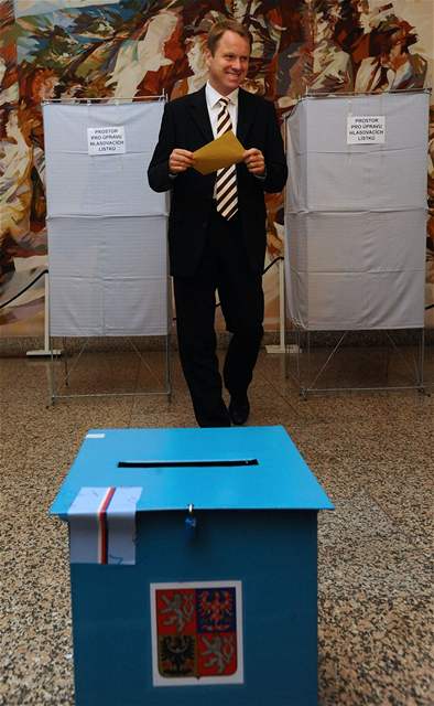 Martin Bursk, pedseda Strany zelench, volil v sentnch volbch v Praze 1, 17. jna 2008
