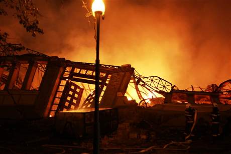 Levá ást paláce pipomínala hoící ruiny po bombardování.