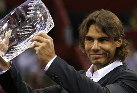 Rafael Nadal pevzal trofej za dosaení postu svtové jedniky ped turnajem v Madridu. Te u má jistotu, e jako jednika vstoupí i do roku 2009.