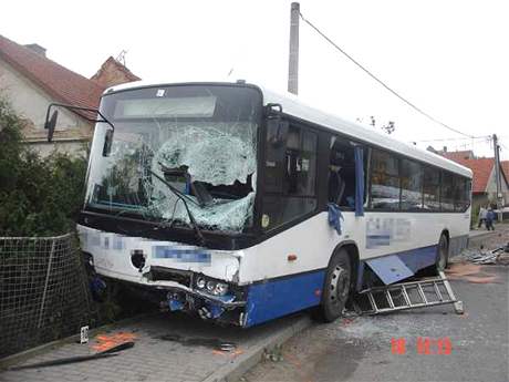 Pi nehod projel hliníkový ebík elním sklem autobusu a ván zranil jeho 30letého idie.