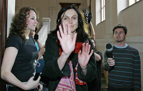Helena Fahrnerová u brněnského soudu (16.10.2008)