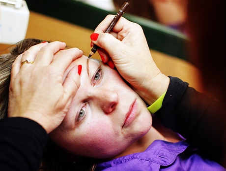 Permanentn make-up - vykreslen budoucho obo tukou