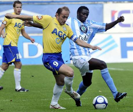 Teplický Verbí (vlevo) bojuje s Mendym; loni v íjnu fotbalisté Teplic na svém stadionu s Mladou Boleslaví prohráli 2:3