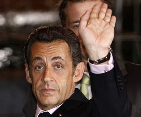 Sarkozy opt drádí okolí, tentokrát se zamil na zasedací poádek.