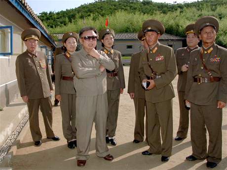 Kim ong-il (v brýlích) na nedatovaných snímcích. 