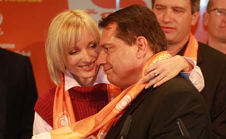 Jií Paroubek oslavuje vítzství s manelkou Petrou. (18. íjna 2008)