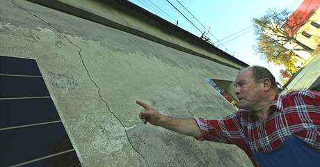 Petr tetina z obce Nový Kostel na Chebsku ukazuje prasklinu na svém dom po zemtesení z poloviny íjna. (16. íjna 2008)