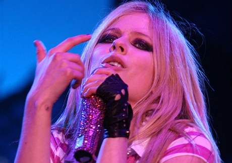 Avril Lavigne si nechala na prav zpst vytetovat srdce s psmenem D