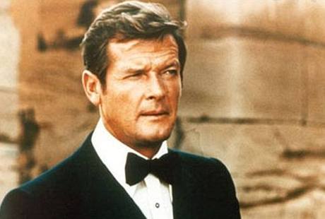 Roger Moore jako James Bond ve filmu Mu se zlatou zbraní