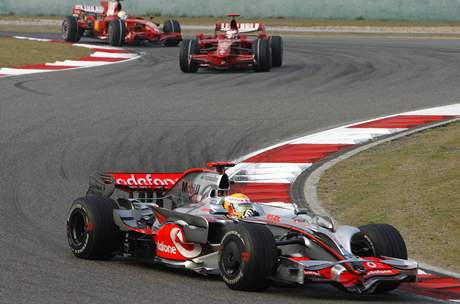 Hamilton před oběma Ferrari 
