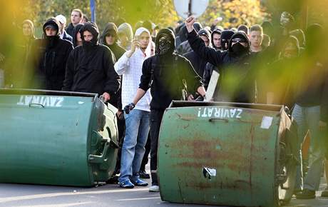 Poslední demonstrace Dlnické strany v Litvínov vyvrcholila pouliní bitkou neonacist s policejními tkoodnci.