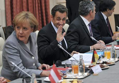 Francouzský prezident sarkozy chce s nmeckou kancléskou Merkelovou eit, jestli by se nemly konat pravidelné summity eurozóny.
