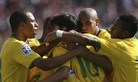 Brazilci se radují z jednoho ze svých ty gól v duelu ve Venezuele