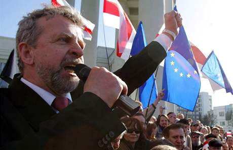 Aljaksandr Milinkevi pi opoziní demonstraci v beznu 2007 v Minsku.