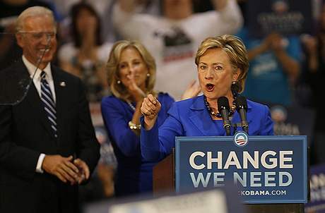 Hillary Clintonová vystoupila spolu se svým manelem na pedvolební shromádní Obamova viceprezidentského kandidáta Joe Bidena.