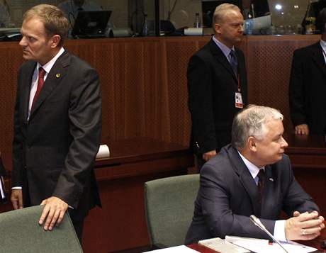 Premir Donald Tusk (vlevo) a prezident Kaczynski se na summitu peli o idle.