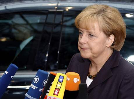 Merkelová se s Vondrou shodla na tom, �e euroskupina musí z�stat neformální.